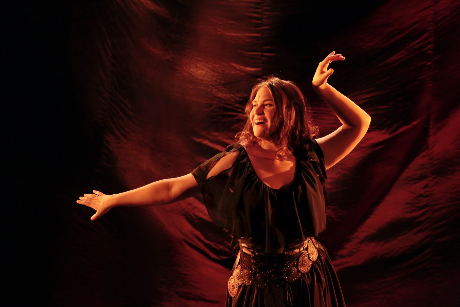 Näyttelijä Maija Pihlajaoja eläytyy flamencon rytmeihin