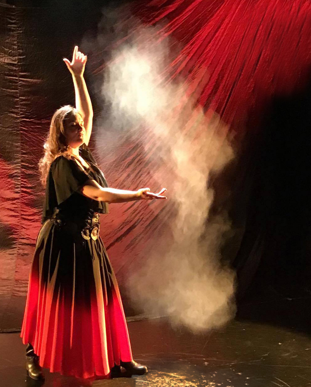 Näyttelijä Maija Pihlajaoja eläytyy flamencon rytmeihin